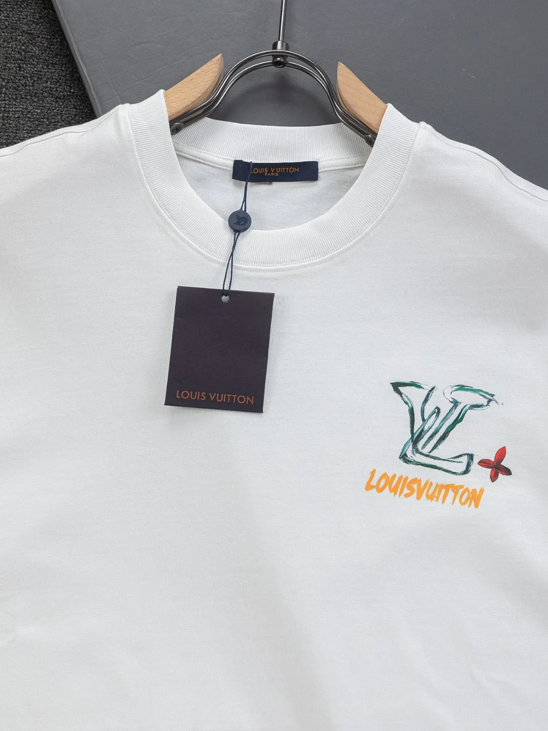 🅿️190 Louis Vuitton 1V LV lv slightly wide version S-XL LV 26ss new products are available at counters simultaneously. Multiple craftsmanship. Small graffiti letter logo on the chest + large graffiti letters logo printing on the back. Round neck short-sleeved T-shirt, same style for men and women! Consigned to one-to-one creation. Synchronized with the official website, pure cotton fabrics at the counter! It is close to the skin and comfortable, durable and easy to wear. It has a classic and simple logo design and meticulous original craftsmanship. Short-sleeves, a must-have item for men, do not appear to be the same for the general public, but must be unique and eye-catching. This LV short-sleeve is all about quality, comfort, the same shape and fashion as always, including fabrics and cutting techniques. All of them have been made with great effort! 320 grams of washed pure cotton fabric, pure cotton is breathable, very refreshing and comfortable for daily wear. The rib knitting on the neckline is smooth and tight, and the neckline will not be skewed if you toss it at will. The loose version, you will find that it looks really good on the upper body. The overall is minimalist and neat, super versatile for daily use! Pair it casually with a pair of pants for a youthful look. A T-shirt will make your outfit crazy. It is a fashionable item that can never go wrong! Color: Black White Size: S-XL Size chart: S: Shoulder width 50-Bust 56-Length 70 M: Shoulder width 52-Bust 57-Length 72 L: Shoulder width 54-Bust 59-Length 74 XL: Shoulder width 56-Bust 62-Length 76